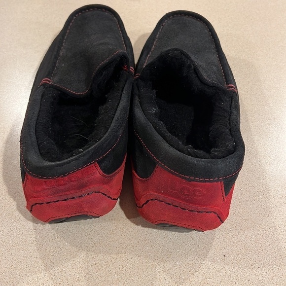 Ugg Mens black and red slippers size 9 - Picture 2 of 7